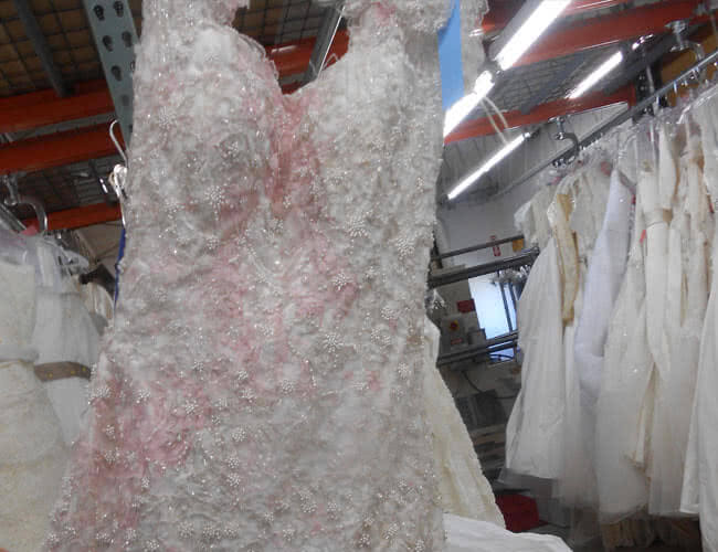Cách xử lý làm sạch vest trắng đầm cưới trắng bị dính rượu vang  Thế Giới  Giặt Sấy Nhanh Sạch Rẻ Sài Gòn